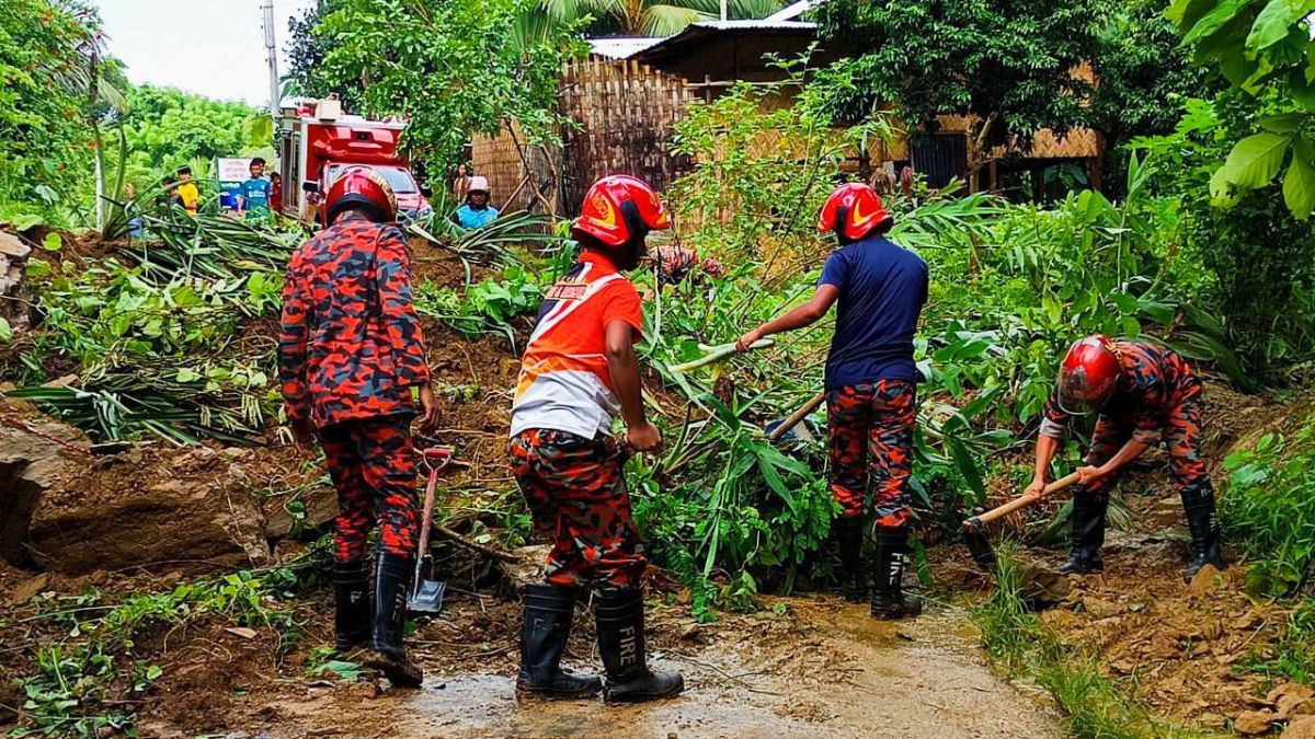 সাজেকে পাহাড় ধসে যান চলাচল বন্ধ, আটকা ৪ শতাধিক পর্যটক