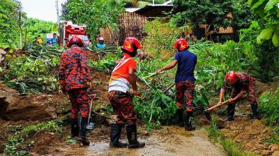 সাজেকে পাহাড় ধসে যান চলাচল বন্ধ, আটকা ৪ শতাধিক পর্যটক