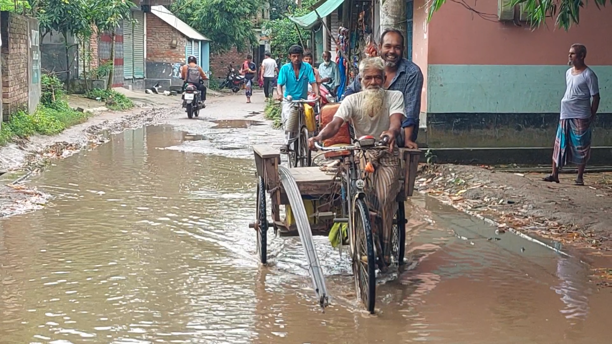 বগুড়ায় সড়কের বেহাল দশা, দুর্ভোগে এলাকাবাসী