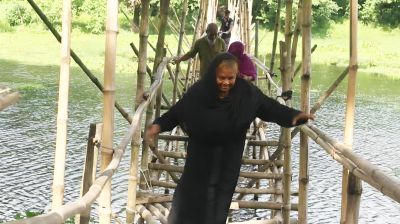 চিত্রা নদীর ঝুঁকিপূর্ণ বাঁশের সাঁকোই ৫০ গ্রামের ভরসা