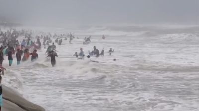 বৈরী আবহাওয়ায় উত্তাল কক্সবাজার সমুদ্র সৈকত, গার্ড কর্মীদের মাইকিং