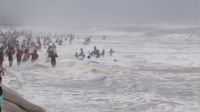 বৈরী আবহাওয়ায় উত্তাল কক্সবাজার সমুদ্র সৈকত, গার্ড কর্মীদের মাইকিং