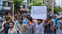শিক্ষক সংকটের প্রতিবাদে বরিশালে শিক্ষার্থীদের বিক্ষোভ