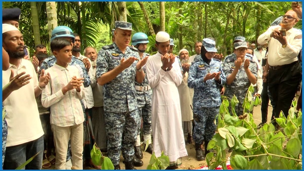 ভোলায় মাসুমার কবরে বিমান বাহিনীর শ্রদ্ধা