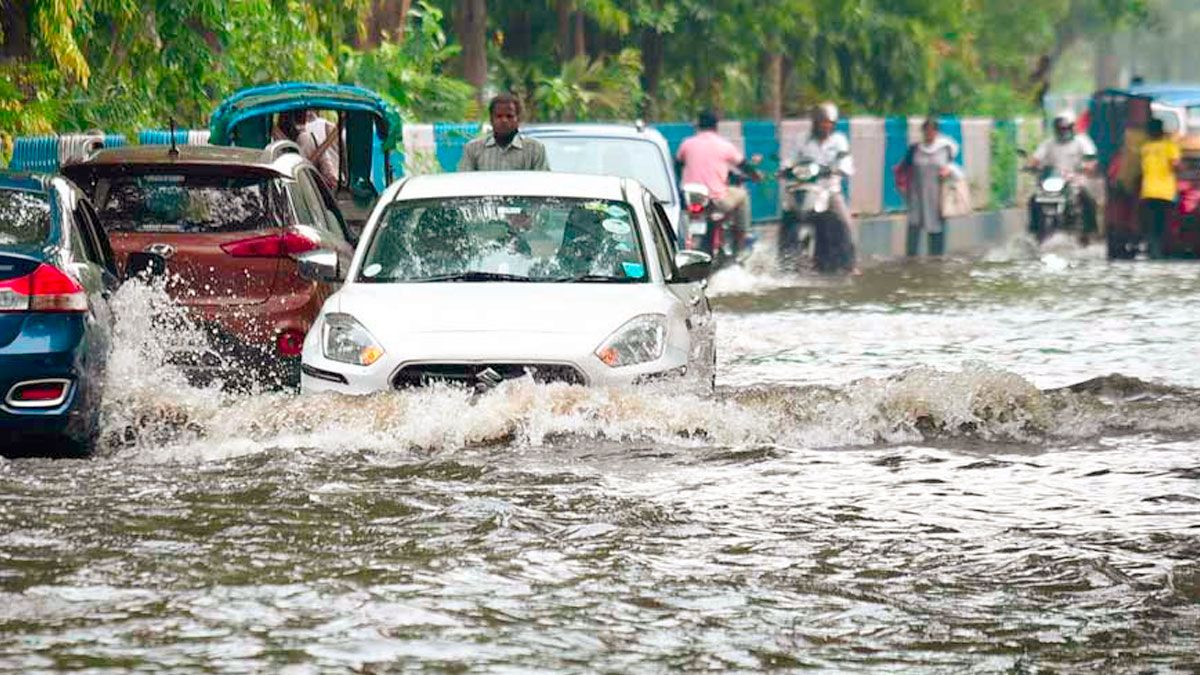 বৃষ্টিতে গাড়ির বড় ক্ষতি এড়াতে কী কী করবেন