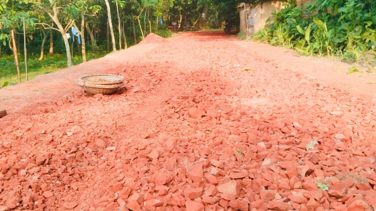 মান্দায় এলজিইডির সড়ক নির্মাণে ব্যাপক অনিয়ম, ক্ষুব্ধ এলাকাবাসী