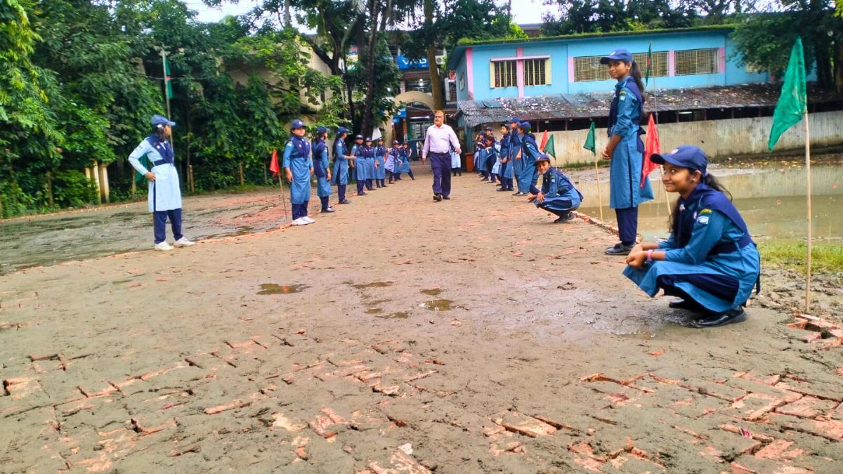 বাঁশখালীতে ডিসির জন্য স্কুল মাঠে রাতারাতি রাস্তা নির্মাণ