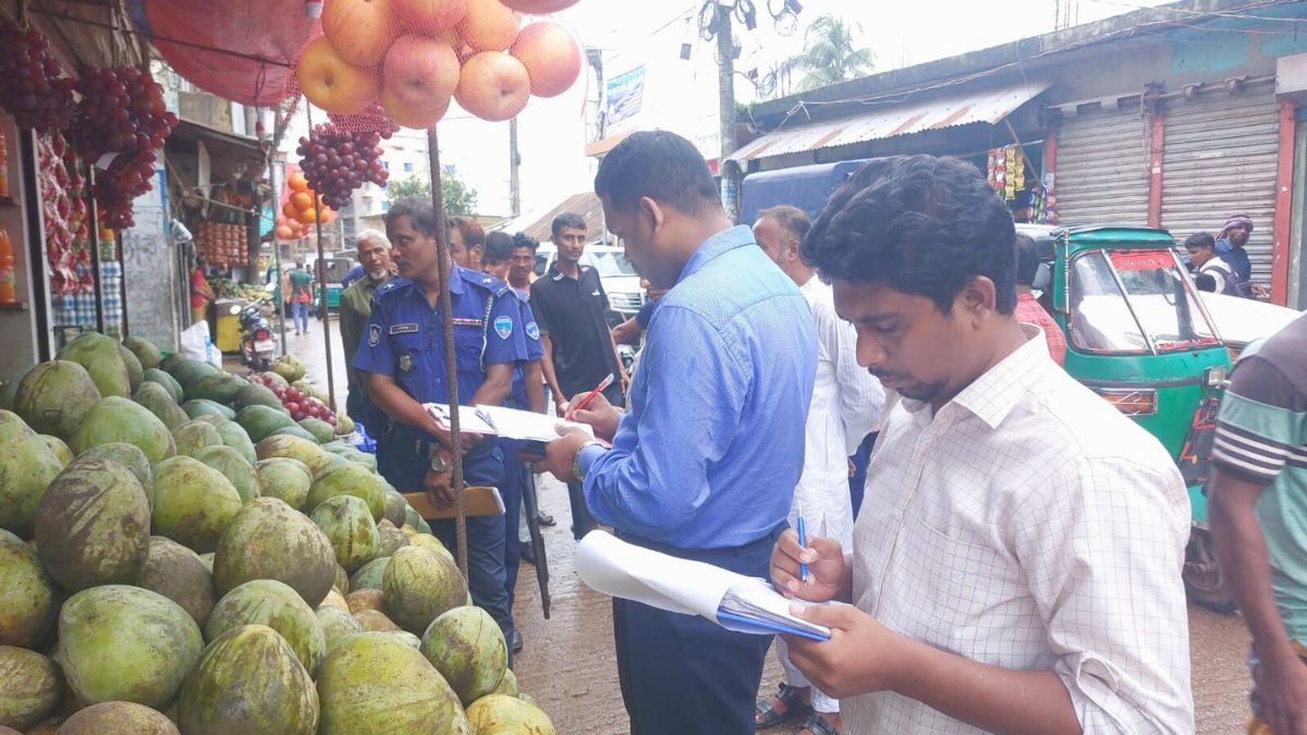 ফেনীতে পলিথিন বিক্রির দায়ে ৫ প্রতিষ্ঠানকে জরিমানা