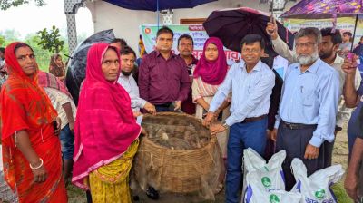 রাজবাড়ীতে বিনামূল্যে হাঁস পেলেন খামারিরা