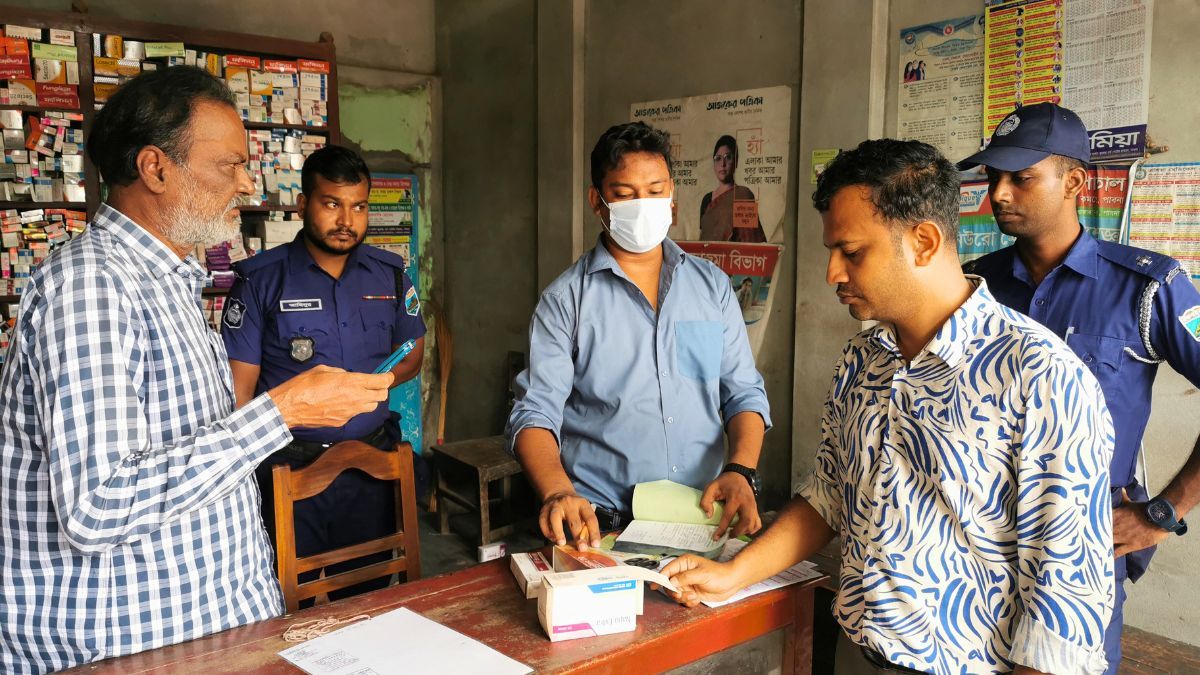 পাবনায় ভোক্তা অধিদপ্তরের অভিযানে জরিমানা ও ওষুধ জব্দ