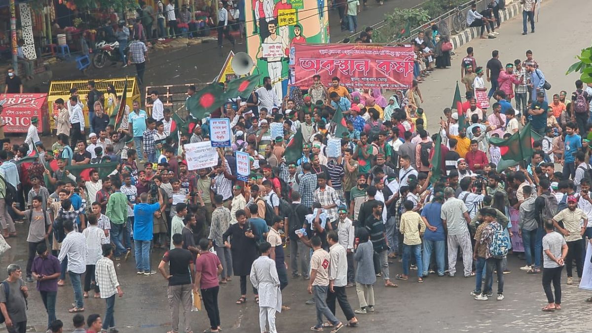 জুলাই সনদের দাবিতে শাহবাগে সড়ক অবরোধ করে বিক্ষোভ