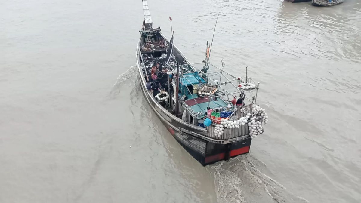 উত্তাল সাগর, মাছ ধরার ট্রলারকে নিরাপদ আশ্রয়ের নির্দেশ