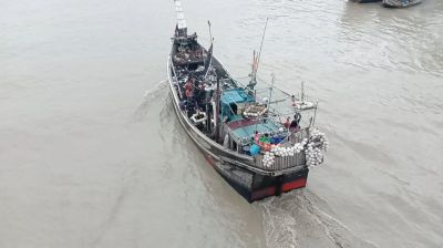 উত্তাল সাগর, মাছ ধরার ট্রলারকে নিরাপদ আশ্রয়ের নির্দেশ