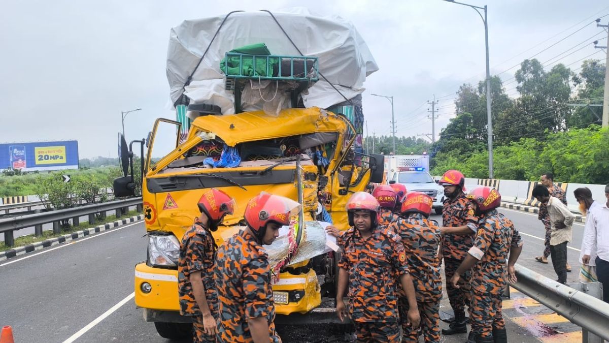 ঢাকা-মাওয়া এক্সপ্রেসওয়েতে যাত্রীবাহী বাসে ট্রাকের ধাক্কা, নিহত ১