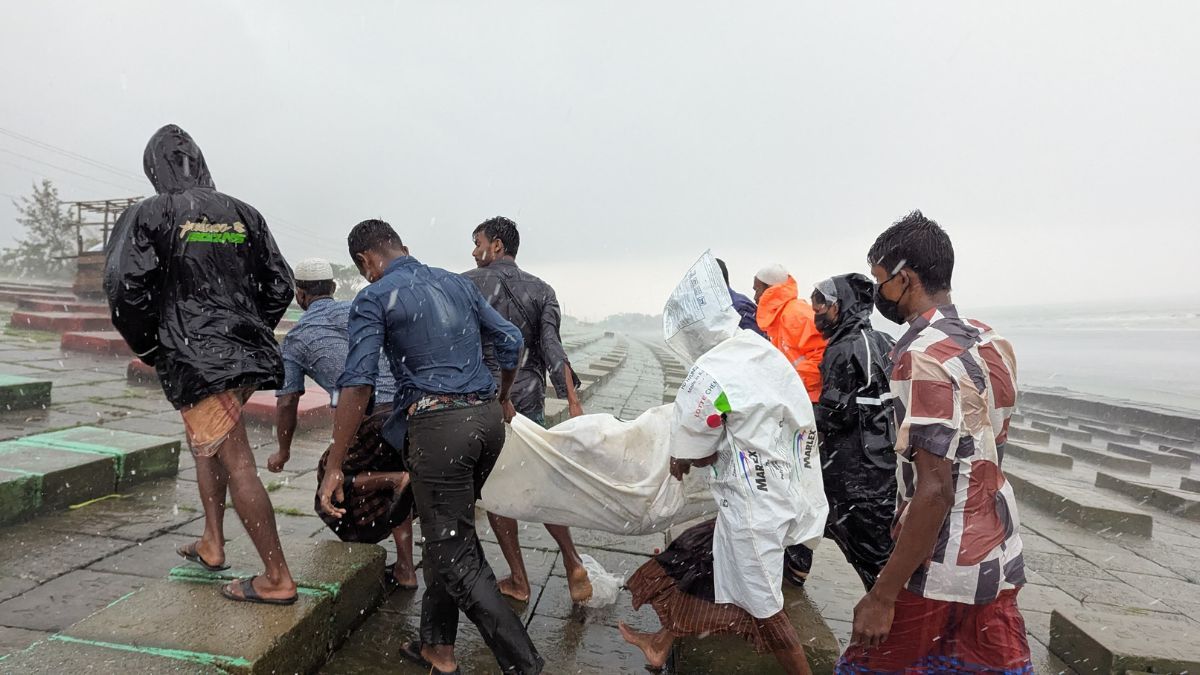 কুয়াকাটা সৈকতে ২ মরদেহ উদ্ধার