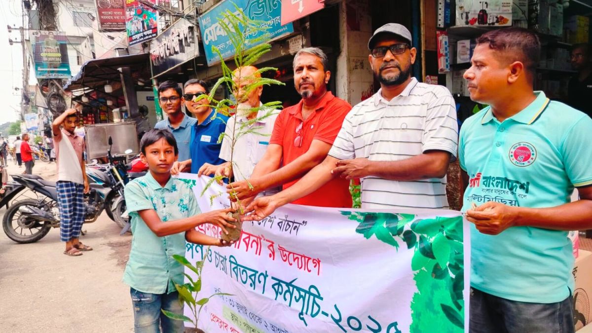 পাবনায় জুলাই অভ্যুত্থান দিবসে ৫০০ বৃক্ষচারা বিতরণ