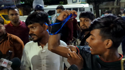 শাহবাগে জুলাই যোদ্ধাদের সাথে ভুয়া জুলাই যোদ্ধাদের মারামারি