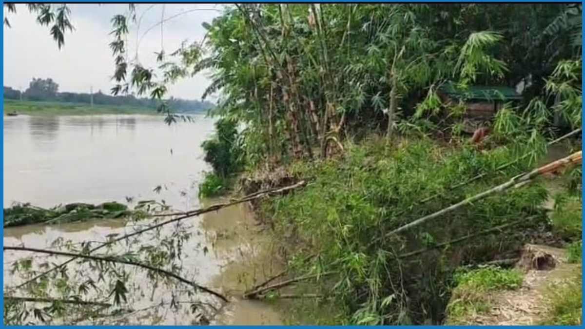 আইনকে বৃদ্ধাঙ্গুলি দেখিয়ে ঘনবসতিপূর্ণ এলাকায় বালুমহাল