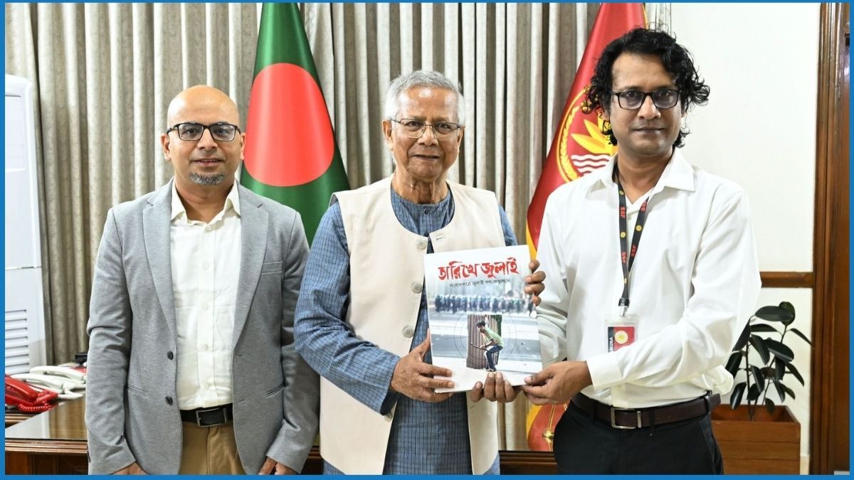 গণঅভ্যুত্থান : প্রধান উপদেষ্টাকে পিআইবির বই দিলেন ফারুক ওয়াসিফ