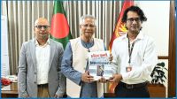 গণঅভ্যুত্থান : প্রধান উপদেষ্টাকে পিআইবির বই দিলেন ফারুক ওয়াসিফ