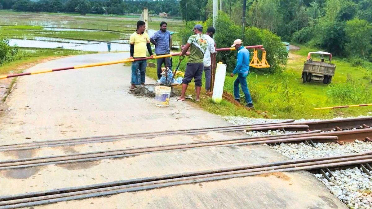 রামুর রশিদনগরে রেলক্রসিং গেইট নির্মাণ শুরু