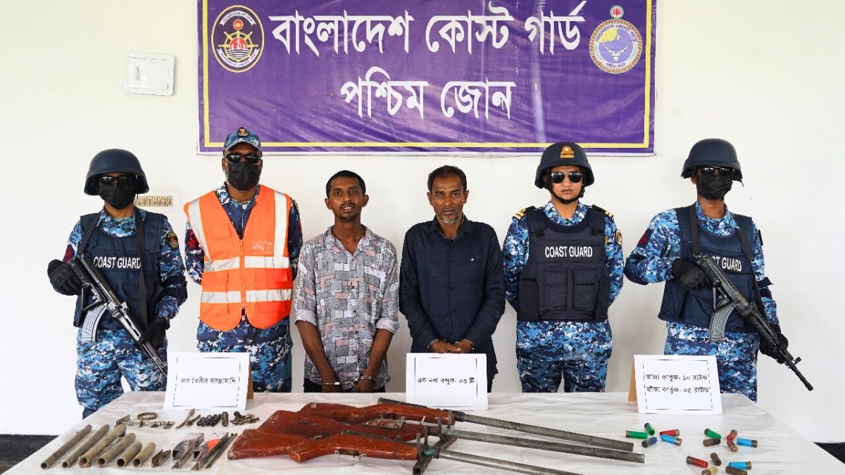 শ্যামনগরে কোস্ট গার্ডের অভিযানে অস্ত্রসহ দুই ডাকাত আটক
