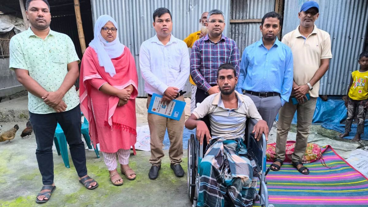 সড়ক দুর্ঘটনায় পা হারানো বকুলের পাশে ইউএনও