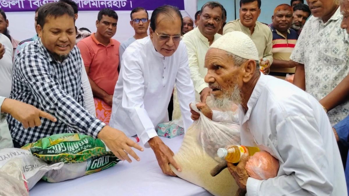 লালমনিরহাটে তিস্তা প্লাবিত এলাকায় বিএনপির ত্রাণ বিতরণ