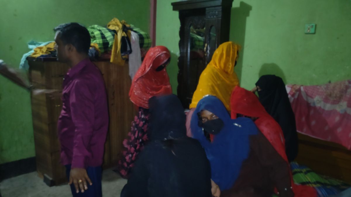 বাসাবাড়িতে অসামাজিক কাজের অভিযোগে নারীসহ আটক ১২