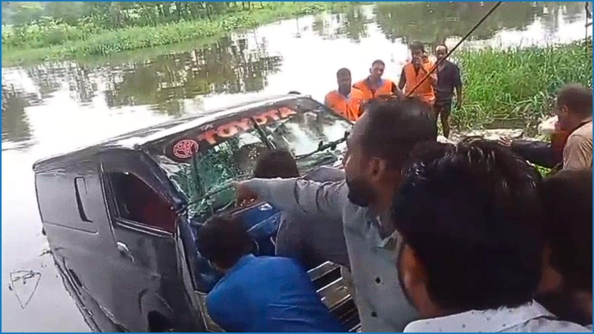 নোয়াখালীতে মাইক্রোবাস খালে পড়ে একই পরিবারের ৭ জন নিহত