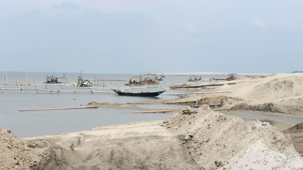 দৌলতপুরে অস্ত্রের ভয় দেখিয়ে পদ্মা নদীতে অবৈধ বালু উত্তোলন চলছে