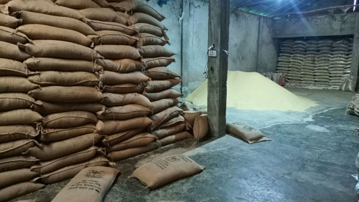 বীরগঞ্জে গুদাম থেকে ৫৩৩ বস্তা ওএমএস চাল জব্দ