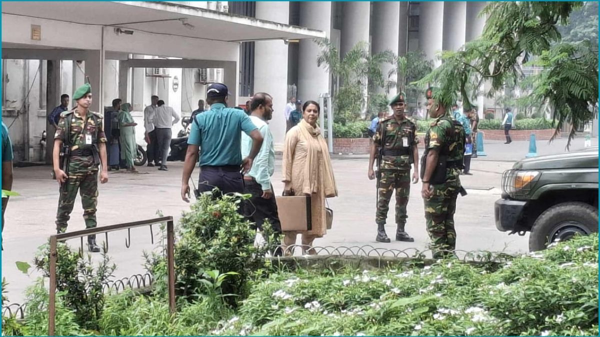সচিবালয়ে উপদেষ্টা পরিষদের বৈঠক, সভাপতিত্ব করছেন ড. ইউনূস