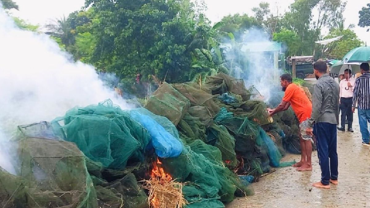 সিংড়ায় ১৫০ নিষিদ্ধ চায়না দুয়ারি জাল পুড়িয়ে ধ্বংস