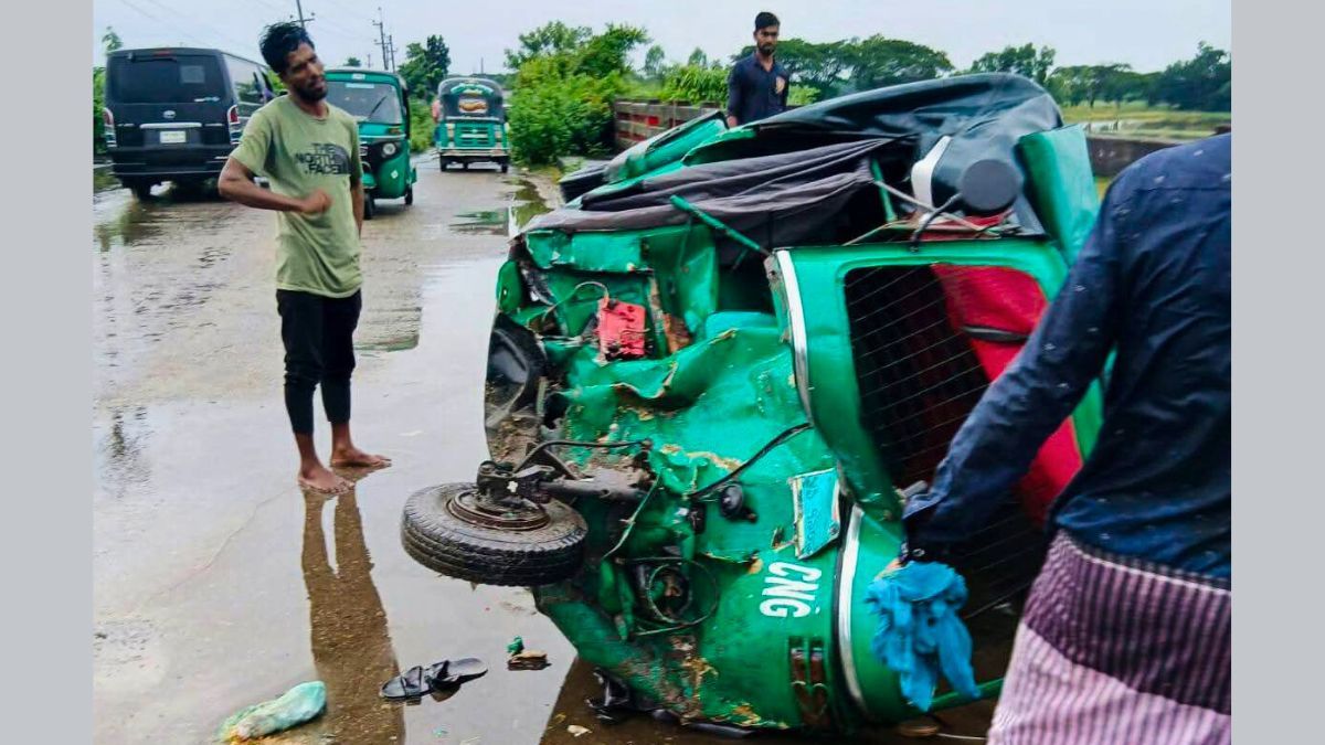 বগুড়ায় বাস-সিএনজি সংঘর্ষে নিহত ২