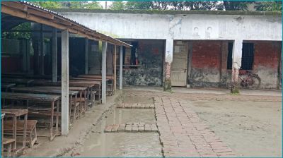 সেরা বিদ্যালয়ে শ্রেণিকক্ষ সংকট, পাঠদান চলছে অস্থায়ী টিনশেডে