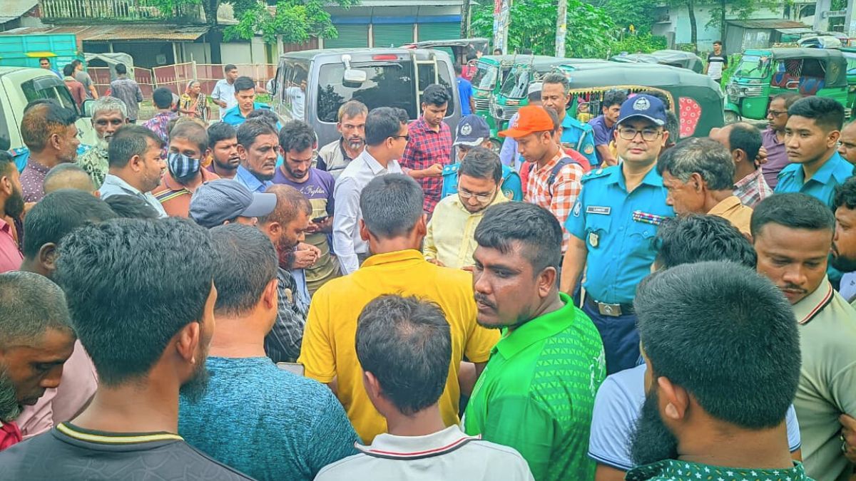 রংপুরে মহাসড়কে অবৈধ সিএনজি বন্ধে পুলিশের অভিযান