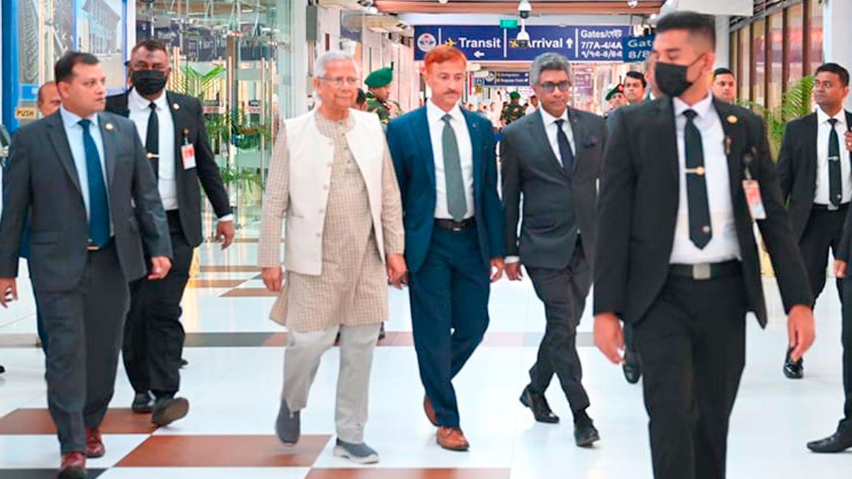 মালয়েশিয়া পৌঁছেছেন প্রধান উপদেষ্টা