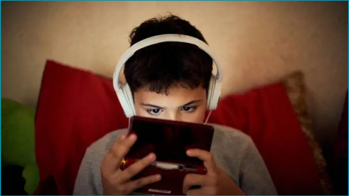 স্ক্রিন টাইম শিশুদের মস্তিষ্কে যা করে, তা ধারণার তুলনায় অনেক জটিল