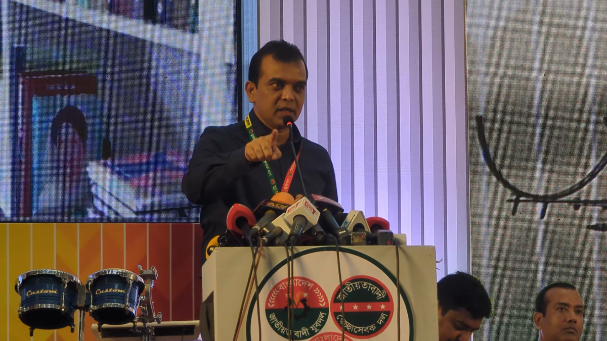 বিএনপির প্রোগ্রামে কবিতা আবৃত্তি করে প্রশংসা কুড়ালেন সাংবাদিক শরিফুল