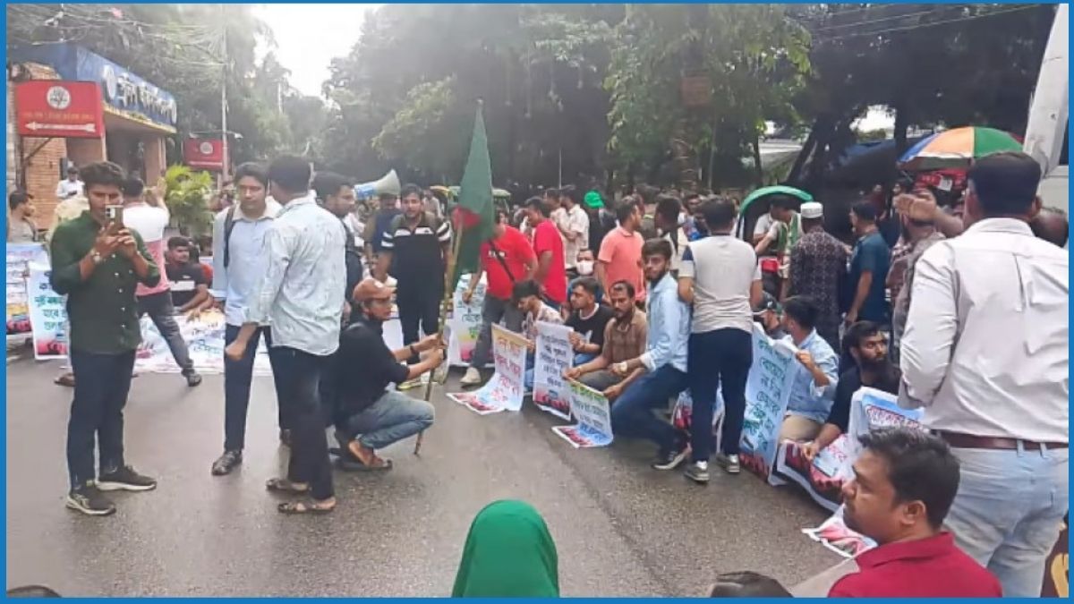 তিন দাবিতে প্রবাসী কল্যাণ ভবনের সামনে কোরিয়া গমনেচ্ছুদের বিক্ষোভ