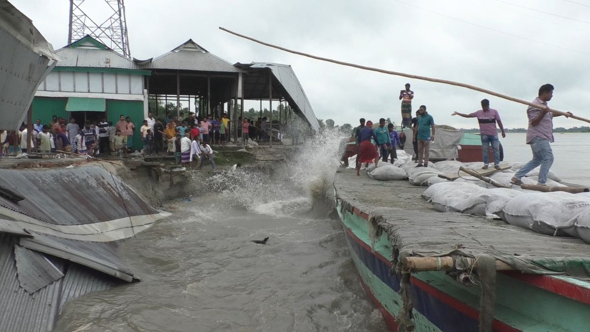 মুন্সীগঞ্জে পদ্মার আকস্মিক ভাঙনে ৬ ব্যবসা প্রতিষ্ঠান বিলীন