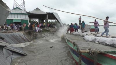 মুন্সীগঞ্জে পদ্মার আকস্মিক ভাঙনে ৬ ব্যবসা প্রতিষ্ঠান বিলীন