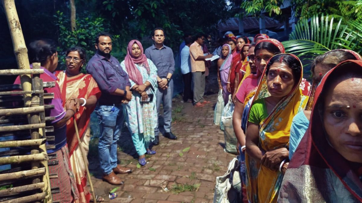 মণিরামপুরে জলাবদ্ধ পরিবারের পাশে ইউএনও