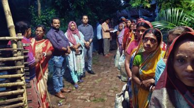 মণিরামপুরে জলাবদ্ধ পরিবারের পাশে ইউএনও