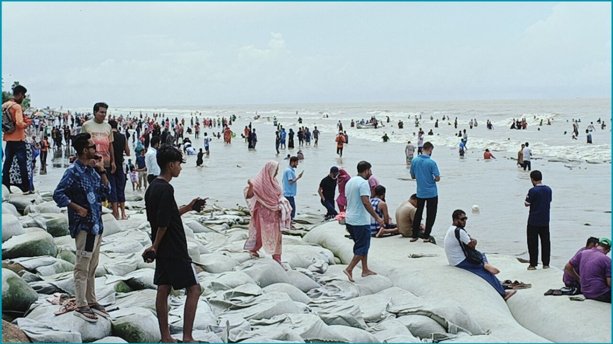সাপ্তাহিক ছুটিতে কুয়াকাটা সৈকতে পর্যটকদের ভিড়