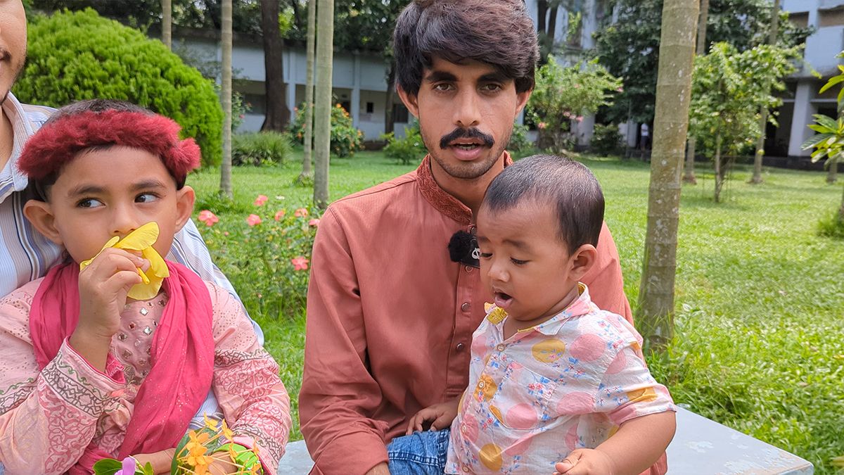 দুই সন্তানকে সঙ্গে নিয়ে ডাকসুর মনোনয়ন ফর্ম নিলেন ঢাবি শিক্ষার্থী সাইফুল্লাহ