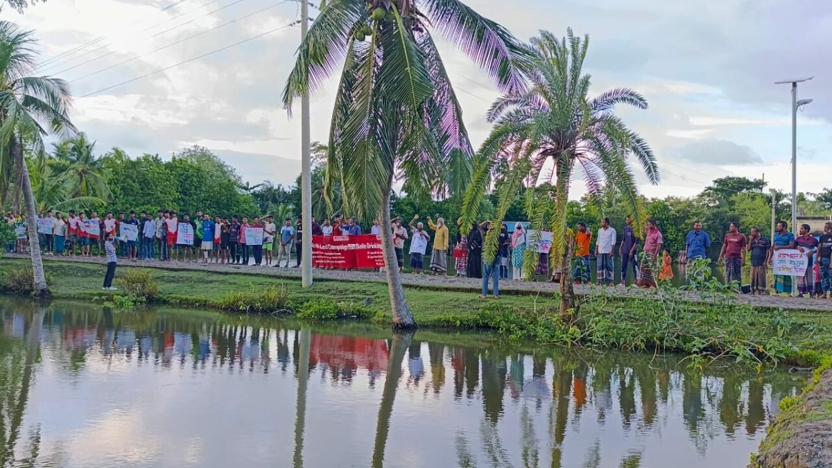 রামপালে সরকারি পুকুর সংস্কার-দখলমুক্ত রাখার দাবিতে মানববন্ধন