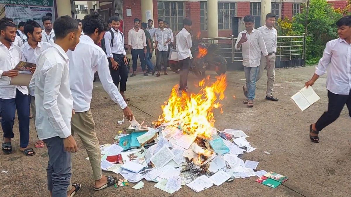 বরগুনা পলিটেকনিকে বঙ্গবন্ধু-হাসিনা সংশ্লিষ্ট বই পুড়িয়ে ফেলল শিক্ষার্থীরা