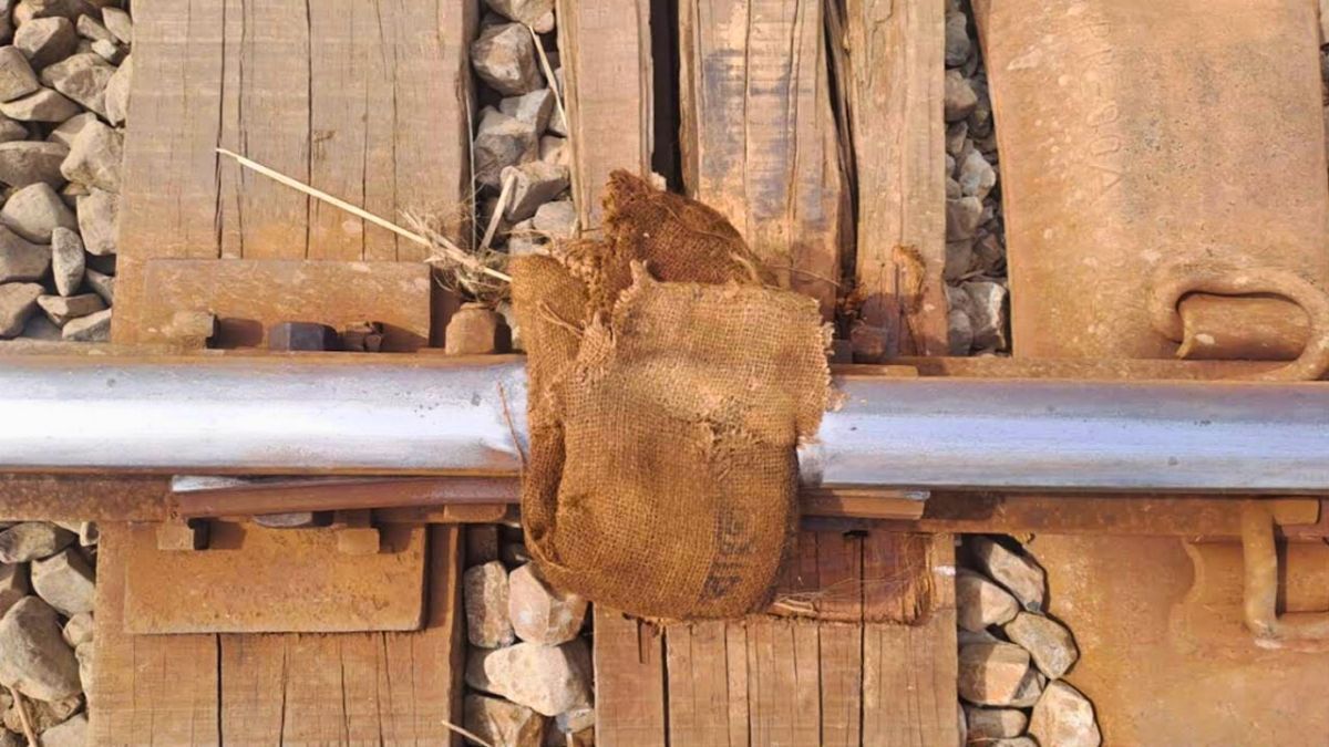 নাটোরে রেললাইন ভাঙা, বস্তা গুঁজে ধীরগতিতে চলছে ট্রেন